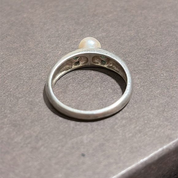 Beautiful Pearl & Green Emerald Sterling Silver Ring size 8 - Picture 2 of 3
